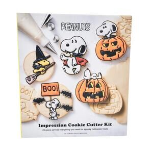 Williams Sonoma Peanuts Snoopy Halloween Cookie Cutter Kit 22-PC Plunger Style